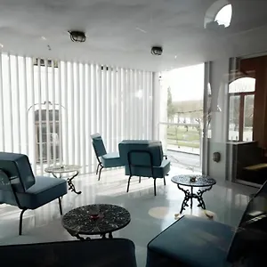 3* Hotel Zero Box